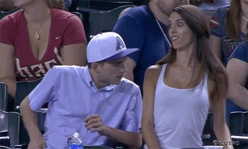 tal vez quiso hacer la gracia al enfocarla en el videomarcador,cara rara,chica,careto,publico,la cara del chaval no tiene precio