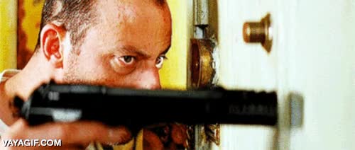 mirilla,mirar,apuntar,llamar,puerta,esperar,rajoy,jean reno,pistola