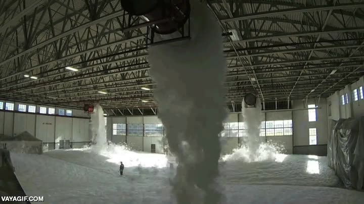 super fiesta de la espuma,no sé con qué finalidad,espuma,llenar,hangar