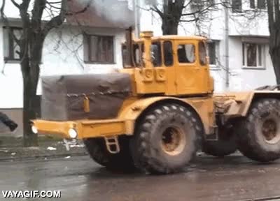 contenta,da saltitos,muy contento,tractor,excavadora