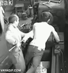 chaqueta,tranquilos que no le pasa nada,enganchada,maquina,fabrica