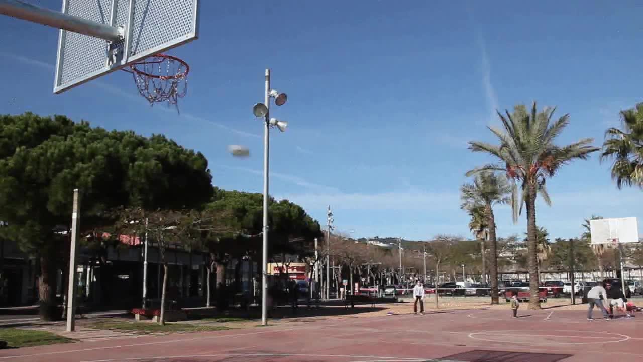 basket,ultimate frisbee,skip,shot,trick shots,canasta,encestar