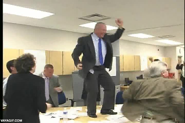 bailar,se lo pasan bien,as&iacute; son sus juntas,profesores,bailarines,el de encima de la mesa fijo que es el director