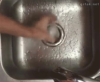 agitar,cocido,vaso de agua,huevo,pelar,cascara