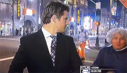 Los reporteros de la calle cada vez tienen menos miramientos, y con razón empujar,entrevista,tv,reportero,apartar,en directo