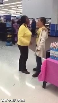 pelearse,cabecear,pelea,es muy efectivo,us&oacute; cabezazo,seguridad,walmart