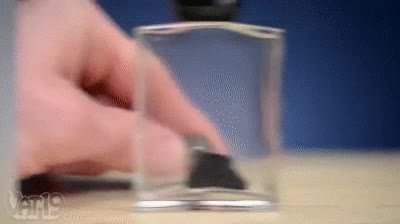 Enlace a Ferrofluido dentro de una botella de cristal