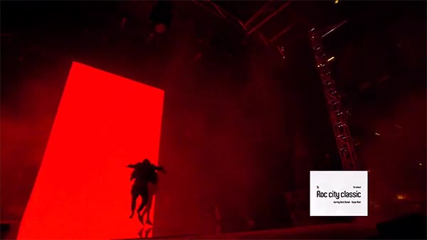 la gente est&aacute; muy loca,kanye west,espontaneo,publico,concierto,subir