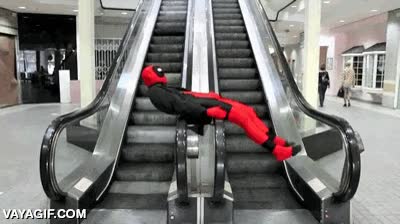 Enlace a Deadpool aprovechando sus horas muertas en el centro comercial