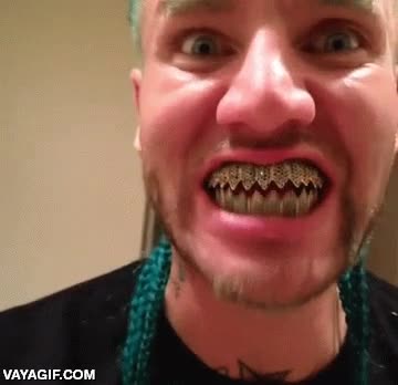 da miedo el colega,dentadura,dientes,oro,inquietante