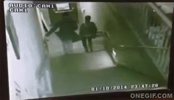 caer,escaleras,fail,al suelo,abrir,puerta,dama,chica,mujer