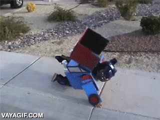 ni&ntilde;o,cami&oacute;n,disfraz,transformar,transformer,disfrazado