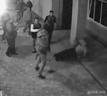 Nada se compara en una pelea callejera con el clásico e infalible uno-dos puñetazo por aquí,por allá,uno,dos,KO,pelea callejera,tumbar
