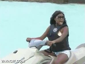 chica,posar,foto,moto de agua,moto acuatica,saltar,accidente,atropellar