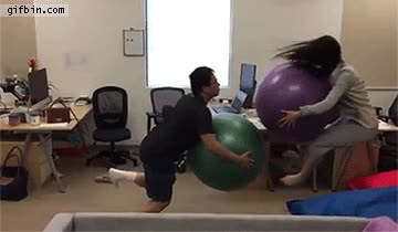bolas,fitness,pelotas,gimnasio,empujar,chocar,accion,reaccion,asiaticos volando,oficina
