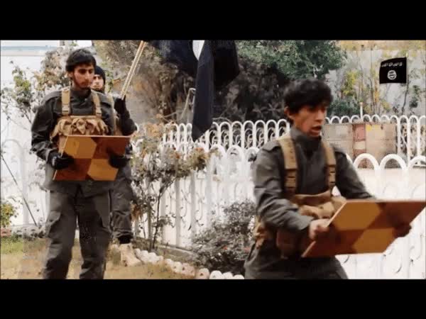 No es broma, esto es un vídeo promocional del ejército del Estado Islámico si les cabreas te romperán todos los azulejos de tu salón,ISIS,estado islamico,cabezazo,romper,deben ser muy chungos si hacen esto,podría ser un sketch de Monty Phyton facilmente