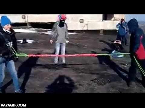 saltar,puenting,tiene pinta de ser un montaje,agarrar,cuerda,puente