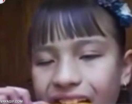 placer,comer,ni&ntilde;a,ojos en blanco,patatas fritas