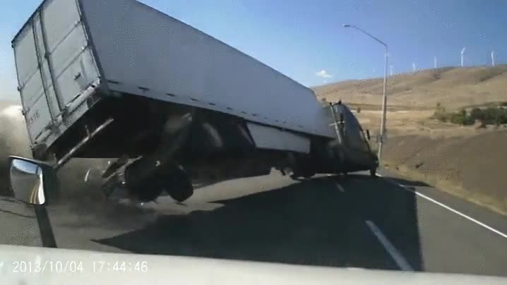 camionero,impaciente,choque,trailer,el de atr&aacute;s se debi&oacute; asustar mucho,cruce