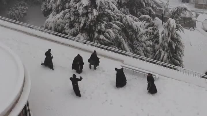 guerra de bolas de nieve,jugar,monjes,franciscanos,jerusalem