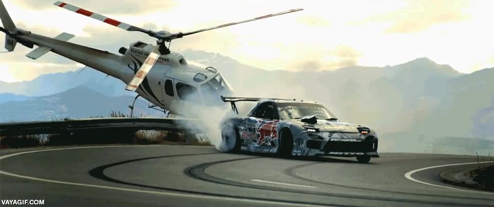 coche,derrape,drifting,derrapando,helicoptero,slow motion,camara lenta,parece que pase entre las aspas