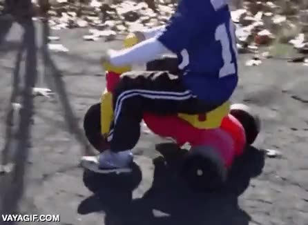 cesped,ni&ntilde;o,triciclo,rampa,caerse,no era muy buena idea