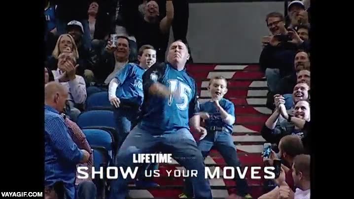 Que no, que no quiero, que me da vergüenza... ¡Vale va, chicos, enseñemos a esta gente cómo se hace! show us your moves,minnesotta timberwolves,publico,jiggly boy,kevin garnett
