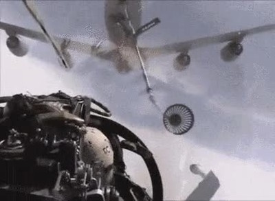 primera vez,avion,repostar,dificil acertar a la primera,pilotos,caza,en pleno vuelo,en el aire