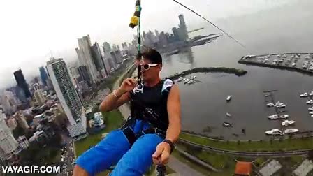 tirolina,cuerda,zipline,se le caen las gafas,se suelta a la mitad del trayecto,paracaidas