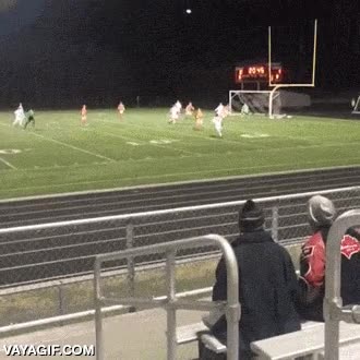No sé si fue cosa del viento o este jugador de fútbol tiene el saque de banda más potente del mundo lanzamiento,voltereta,inercia,lanzar,no sería gol si no la hubiera tocado el portero,saque de banda
