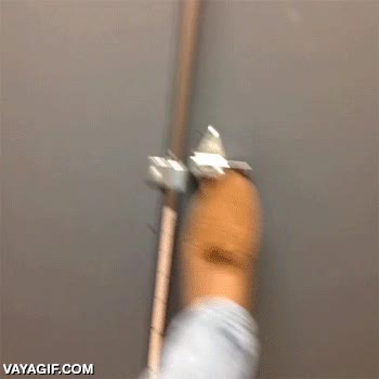 mujeres,ba&ntilde;o publico,pie,no tocar nada,todo con el pie