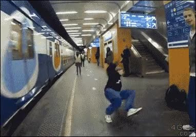 fail,voltereta,breaker,bboy,b-boy,mochila,metro,tren