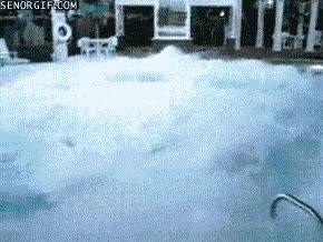 Enlace a Esto es lo que pasa si echas nitrógeno líquido en una piscina