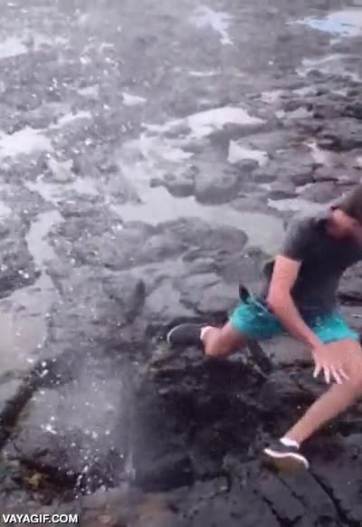 que podr&iacute;a salir mal,ay va qu&eacute; chorrazo,geiser,agua,disparar,ha podido perder los ojos