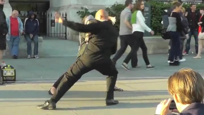 artista callejero,matrix,doblarse,inclinarse hacia atr&aacute;s,digno de peli,fotograf&iacute;a,yo me har&iacute;a una seguro