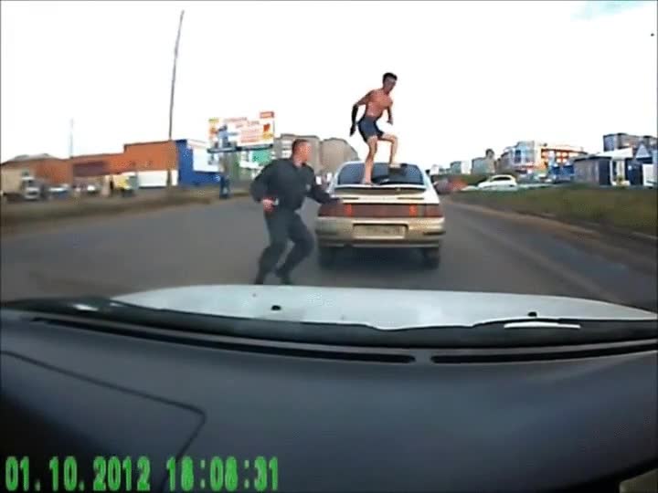 por encima de los coches,policia,atrapar,fugitivo,escapar,techo,perseguir,persecuci&oacute;n,detener