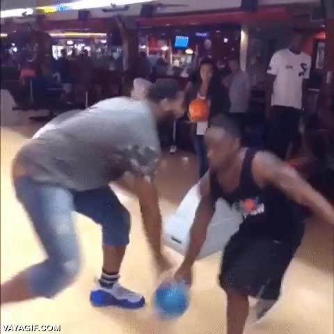 bolos,tap&oacute;n,pases,pasar,botar,pelota,gente muy grande