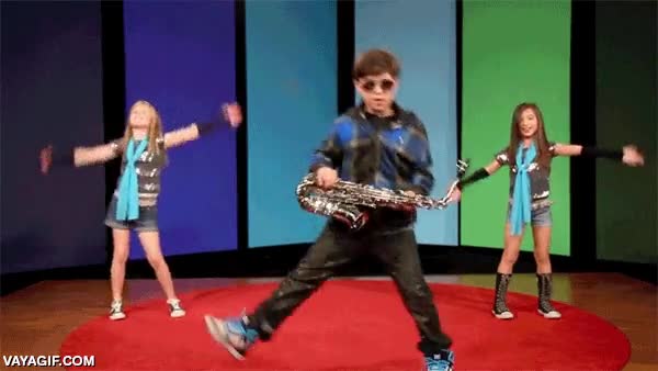 chaval,aunque ni lo toque,moverse,paso de baile,las ni&ntilde;as de atr&aacute;s van a ritmo,ni&ntilde;o,saxofon,gafas de sol