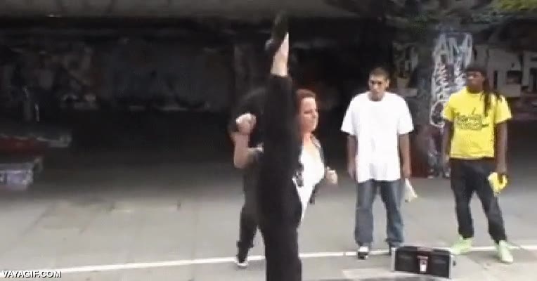 A nadie le gusta pelearse con su novia, pero imagínate al novio de esta antes de una discusión discusion,patadas,es como chun-li pero estando más buena,chica,maestra,artes marciales,kung-fu,libro,guia telefonica,mochila