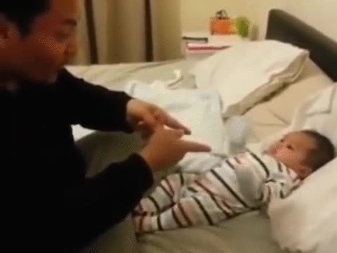 bebe,hijo,duelo,batalla,baile,bailar,imitar,cama