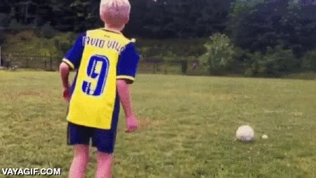 punter&iacute;a,hacerse toques,pelotazo,acertar,ni&ntilde;o,camiseta de david villa,con la cabeza