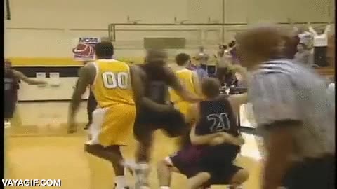 basket,baloncesto,todo el campo,lanzar,perd&iacute;a de uno,ganaron de dos,increible,heroe