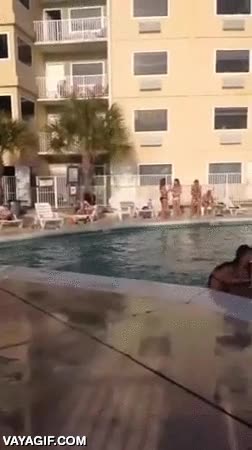 eso es roja no?,saltar,por encima,piscina,correr,resbalar,patada en la nuca,chicas,saltos,fail