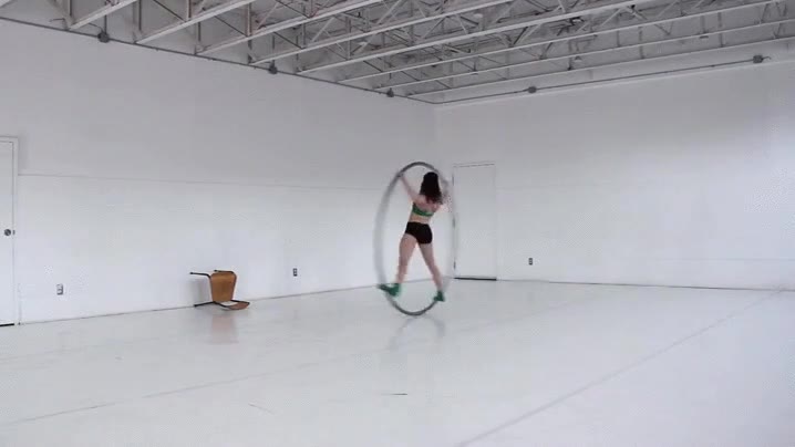 equilibrio,aro,metal,chica,maestria,hace falta estar fuerte para eso,girar,rodar