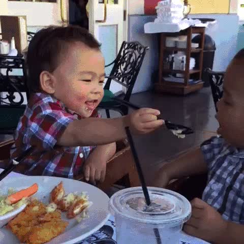 hermanos,asiaticos,orientales,niños,muy tierno,darse de comer,cuchara