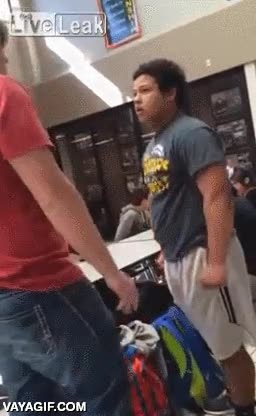 bully,hay que ser tonto para meterse con un ni&ntilde;o con un brazo as&iacute;,placaje,al suelo,KO,abus&oacute;n,espero que haya aprendido