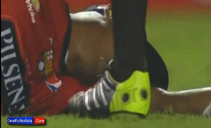futbol,muerto,portero,tonto,fingir,desmayarse,desmayo,arbitro paciente