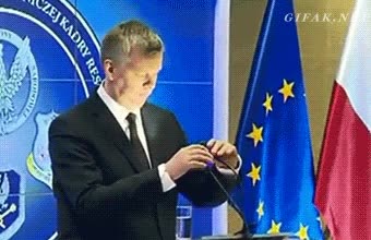 pensaba que era un micro,lampara,luz,para el discurso,alumbrar a la cara,debe ser muy practico para leer con todo el focazo in da face,polonia,fail