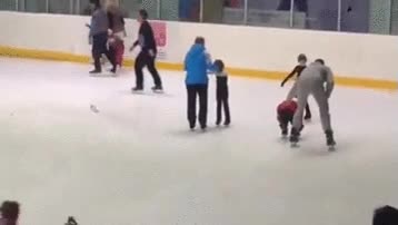 niño,chocar,hijo,patinaje sobre hielo,patinar,pared,chocarse,agachado,mirar al suelo