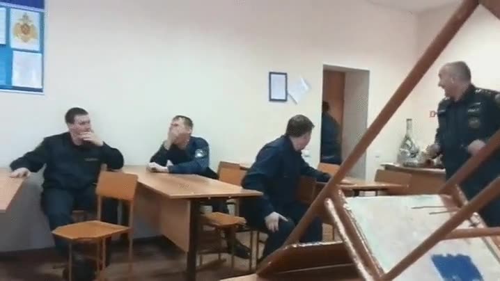 bomberos,trolls,trolleada,rusia,compañeros,despertar,falsa alarma,dormir,dormido